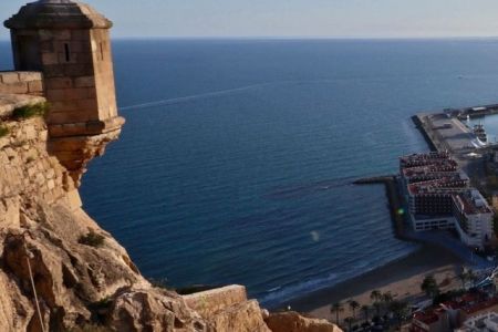 Alicante se ilumina, enciende la luz de la bahía