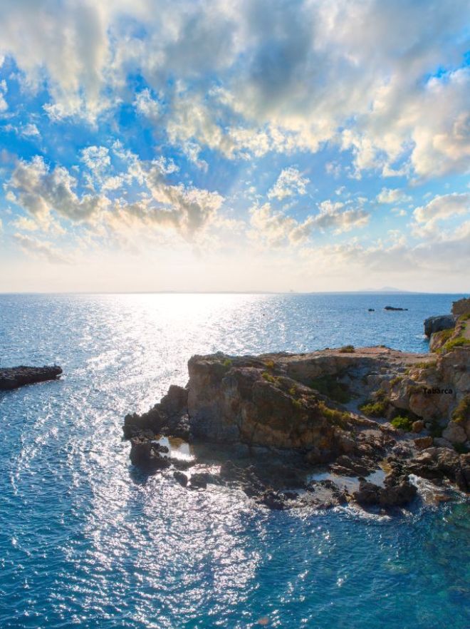 wp-content/uploads/2025/03/paseo-por-velero-en-alicante-tabarca.jpg