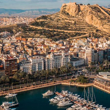 Alquilar un velero en Alicante en primavera: disfrutar el Mediterráneo con calma