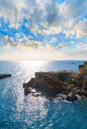 Embárcate en una aventura inolvidable y descubre la isla de Tabarca desde el mejor escenario: el mar. ¡Tabarca a la vista! Paseo en velero a Tabarca
