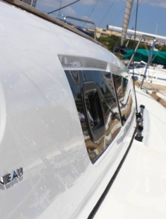 El barco Nautante en Alicante de perfil