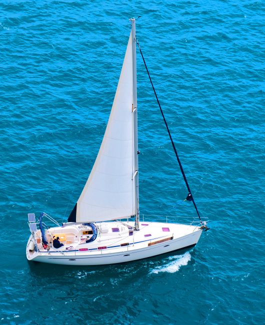Disfruta de vistas impresionantes de Alicante. Alquilar Velero Alicante