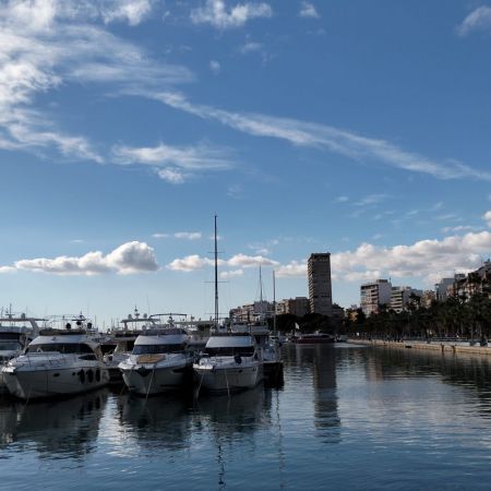 Alquila un velero en Puerto de Alicante
