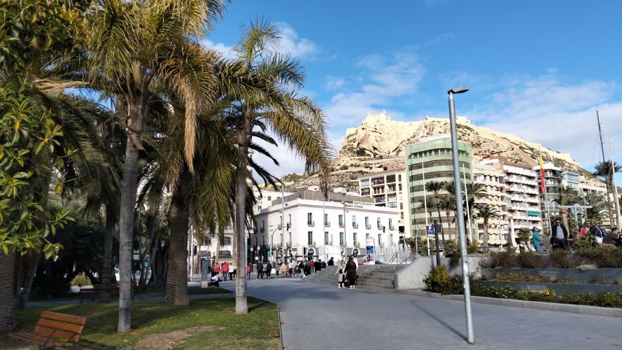 Alquila un velero en Puerto de Alicante con vistas al castillo