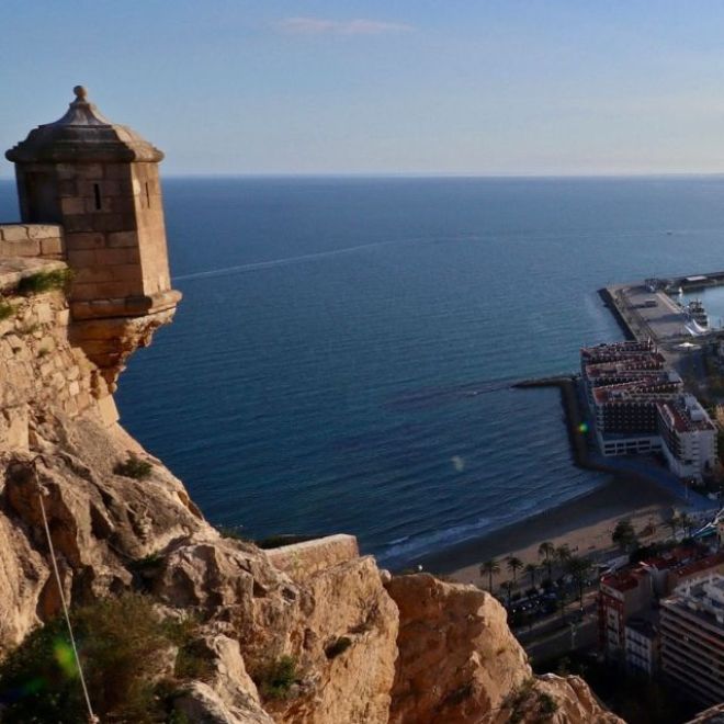 Alicante se ilumina, enciende la luz de la bahía