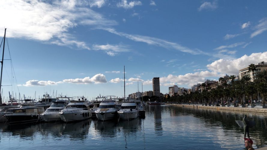 Alquila un velero en Puerto de Alicante