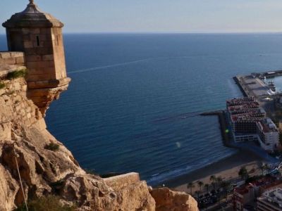 Alicante se ilumina, enciende la luz de la bahía