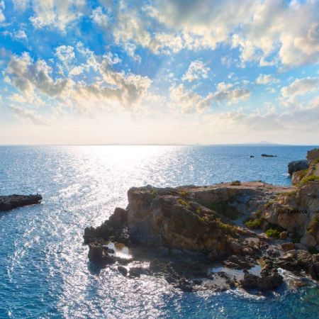 Embárcate en una aventura inolvidable y descubre la isla de Tabarca desde el mejor escenario: el mar. ¡Tabarca a la vista! Paseo en velero a Tabarca