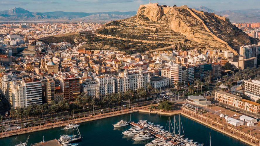 Alquilar un velero en Alicante en primavera: disfrutar el Mediterráneo con calma